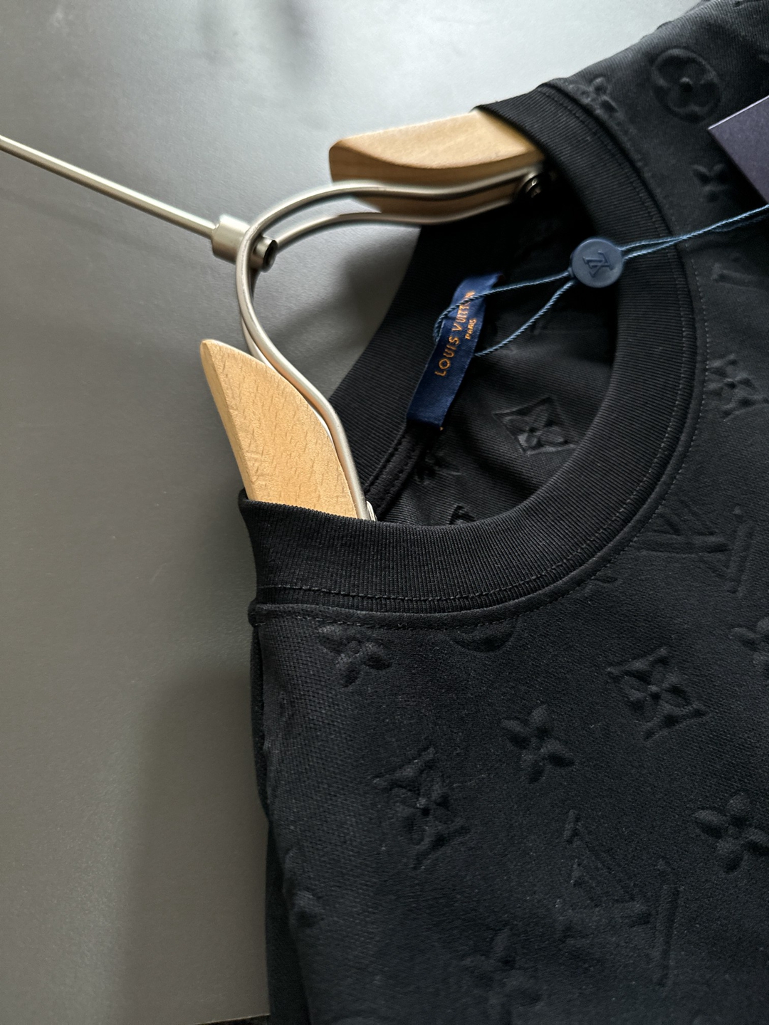 2024新品 獨特設計 圓領短袖純棉T恤 LV高仿衣服