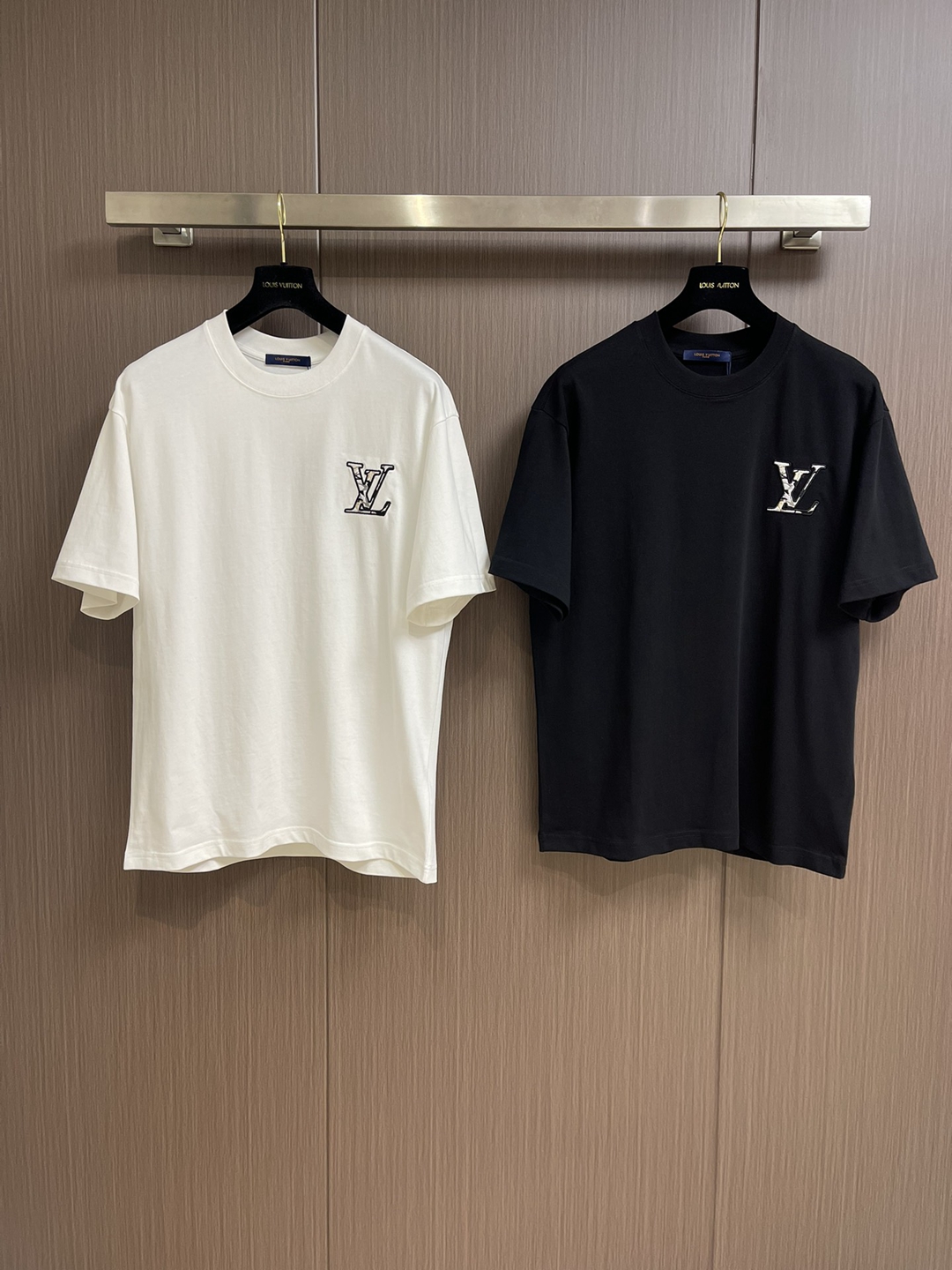 大logo設計 原廠出品 頂級原單高仿衣服 LV圓領短袖T恤 男女同款