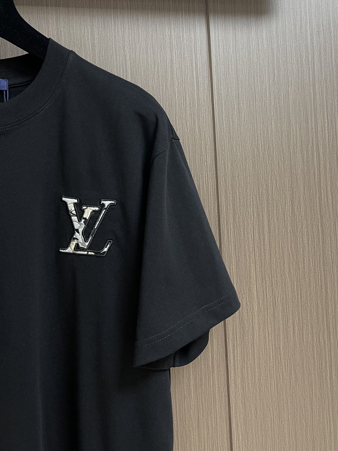 大logo設計 原廠出品 頂級原單高仿衣服 LV圓領短袖T恤 男女同款