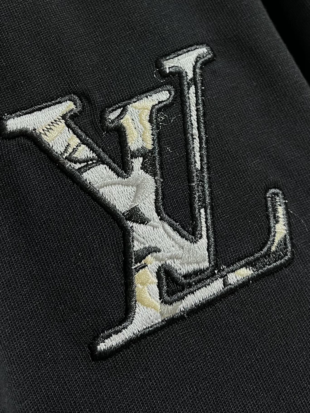 大logo設計 原廠出品 頂級原單高仿衣服 LV圓領短袖T恤 男女同款