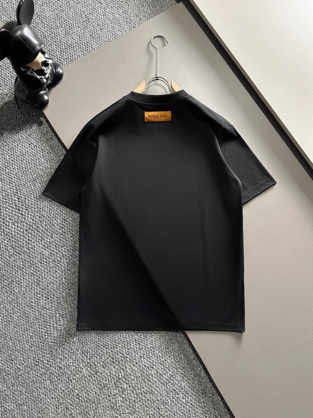 精緻黑色 2024新品 純棉短袖T恤 路易威登短袖高仿衣服