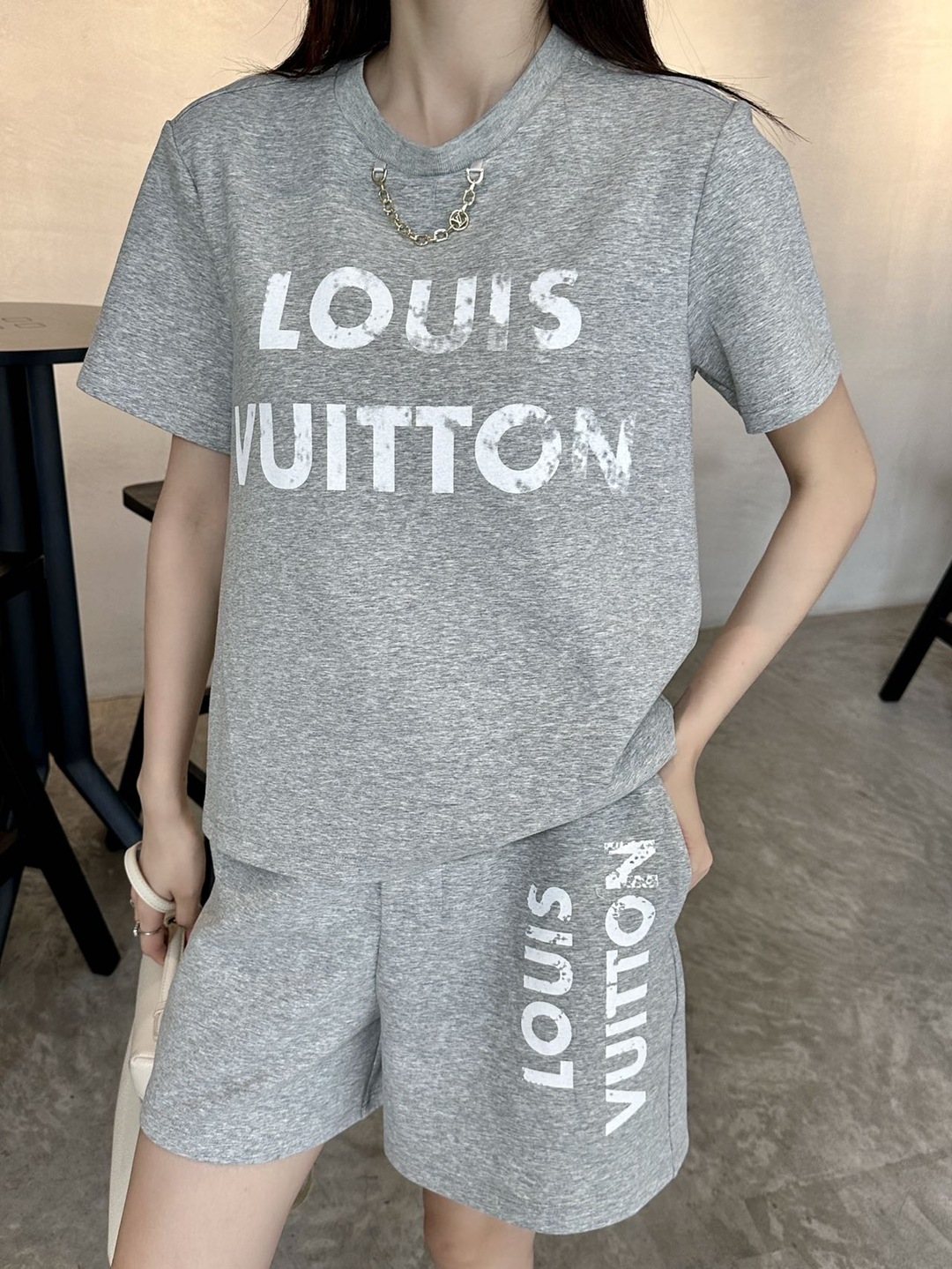 LOUIS VUITTON胸前字母圖案一比一復刻服裝女款套裝