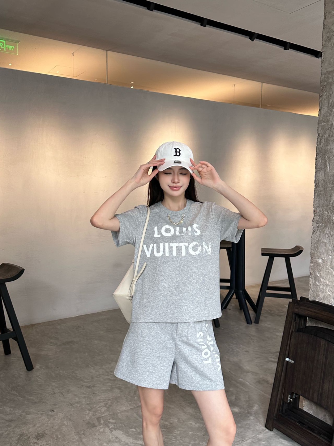LOUIS VUITTON胸前字母圖案一比一復刻服裝女款套裝