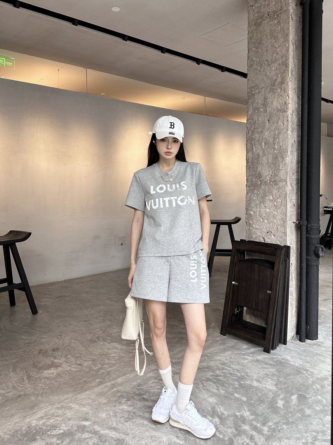 LOUIS VUITTON胸前字母圖案一比一復刻服裝女款套裝