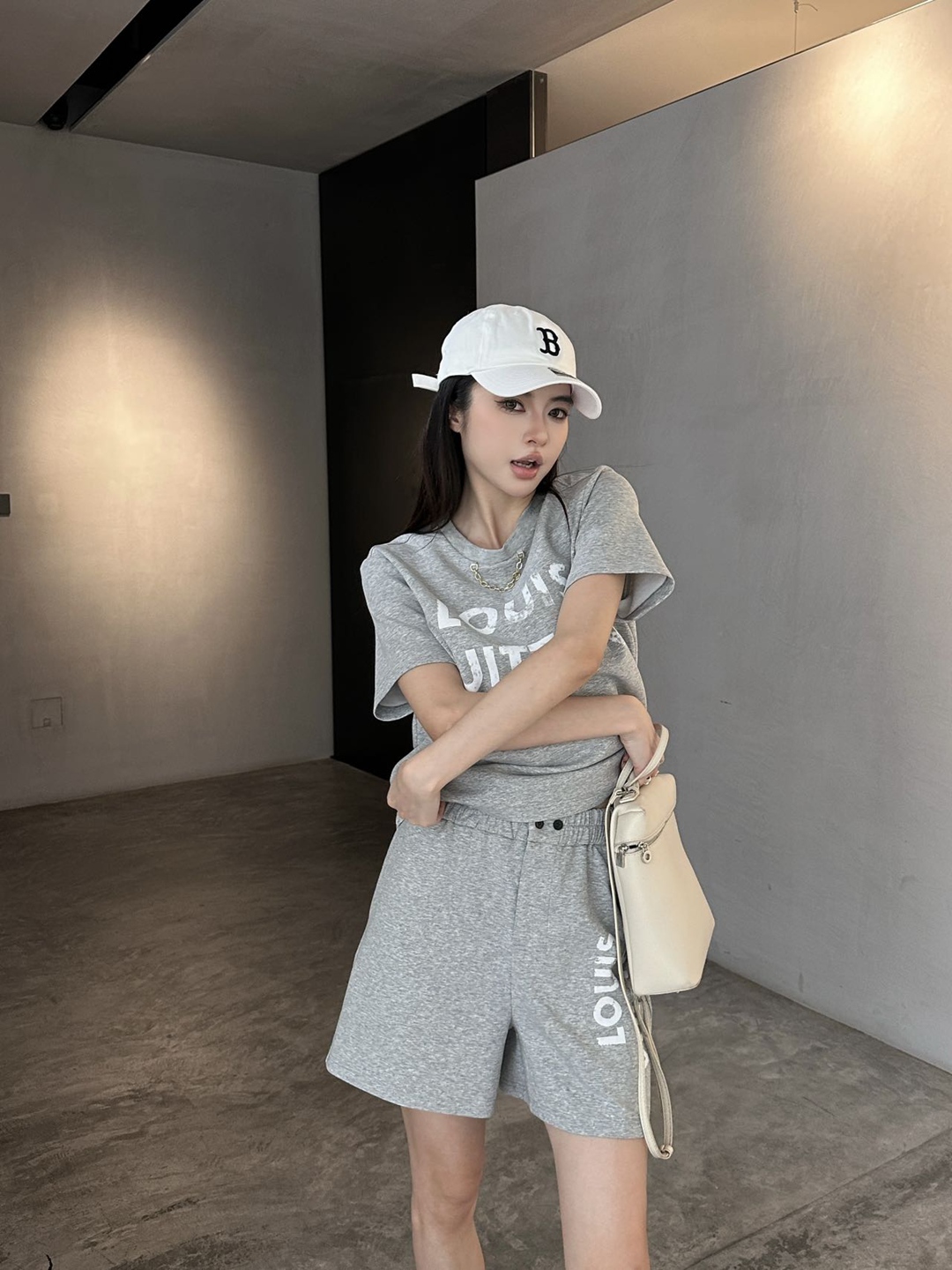 LOUIS VUITTON胸前字母圖案一比一復刻服裝女款套裝