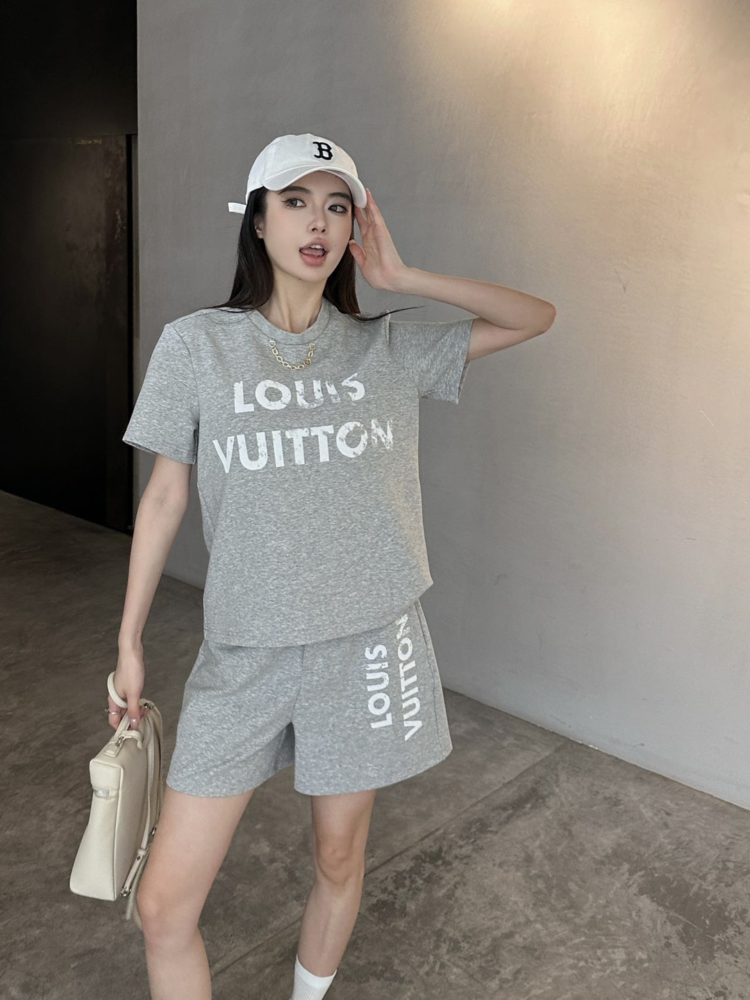 LOUIS VUITTON胸前字母圖案一比一復刻服裝女款套裝