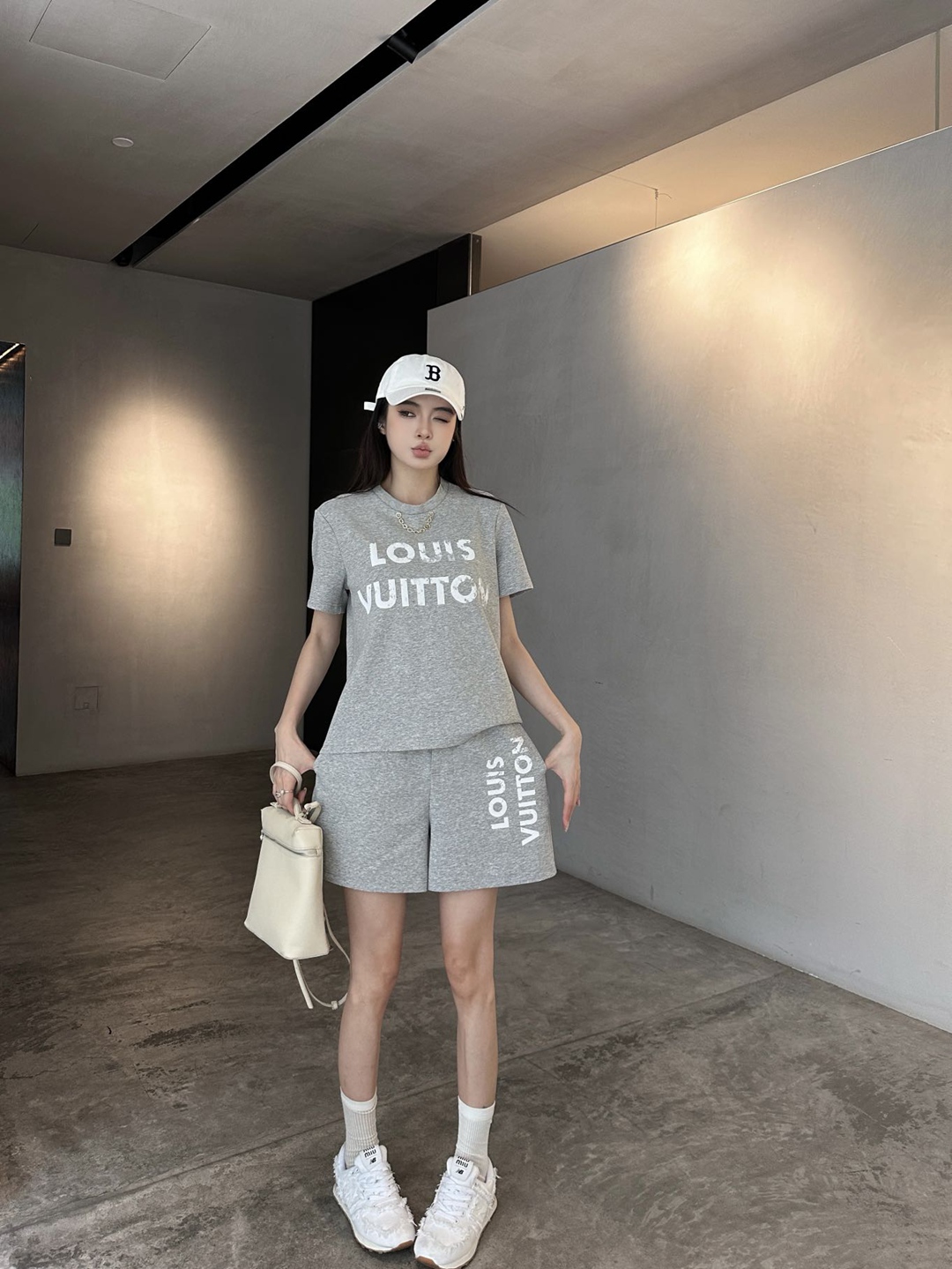LOUIS VUITTON胸前字母圖案一比一復刻服裝女款套裝
