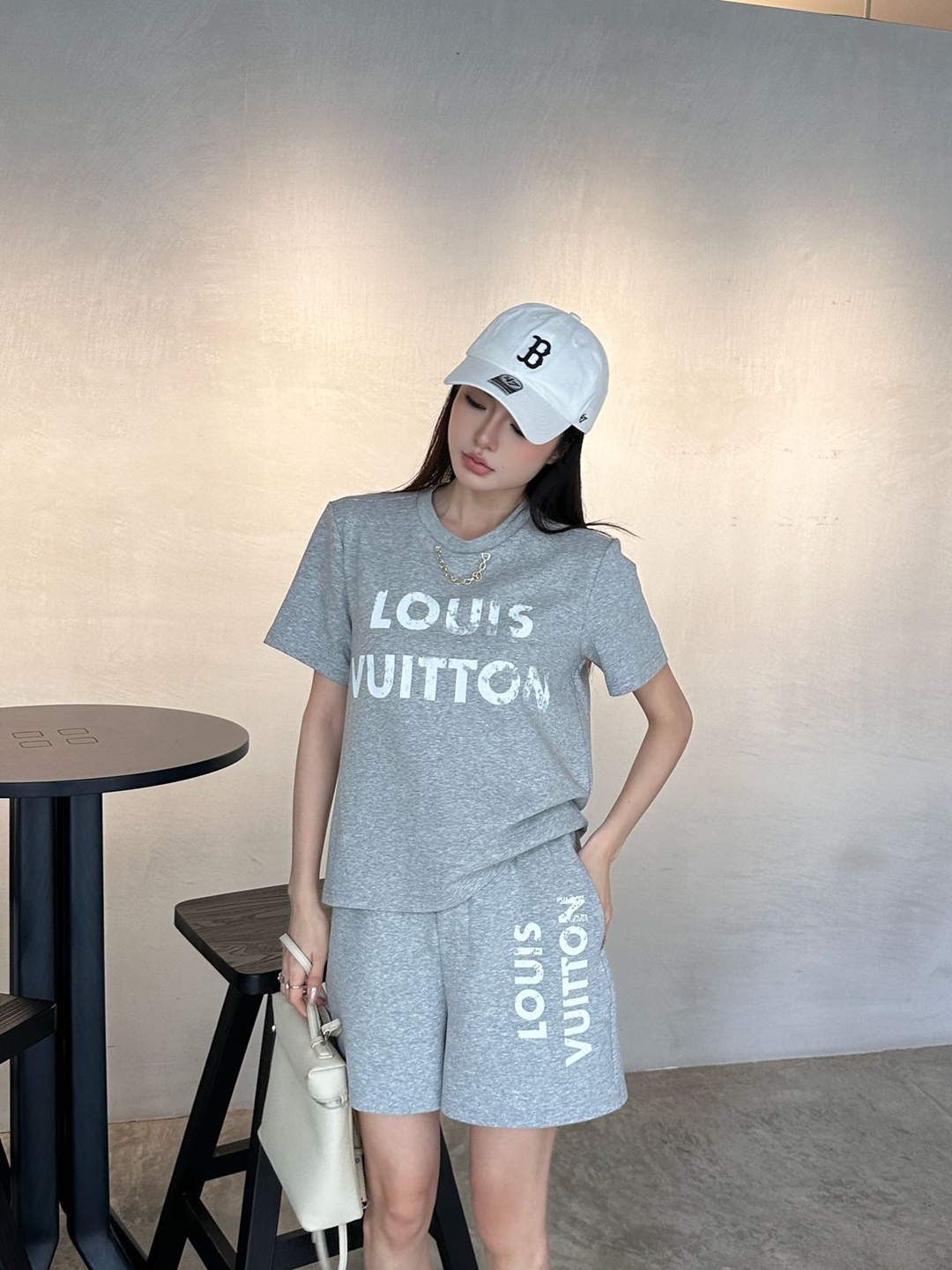LOUIS VUITTON胸前字母圖案一比一復刻服裝女款套裝