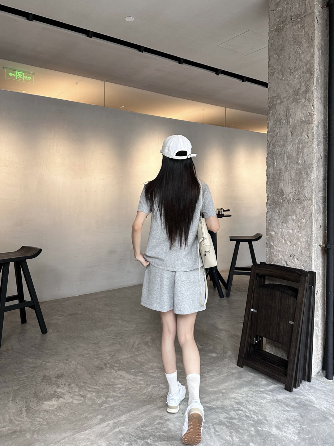 LOUIS VUITTON胸前字母圖案一比一復刻服裝女款套裝