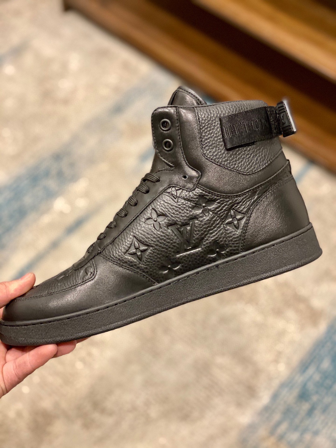 頂級品質一比一復刻LV鞋運動休閒鞋男款 真皮 黑色