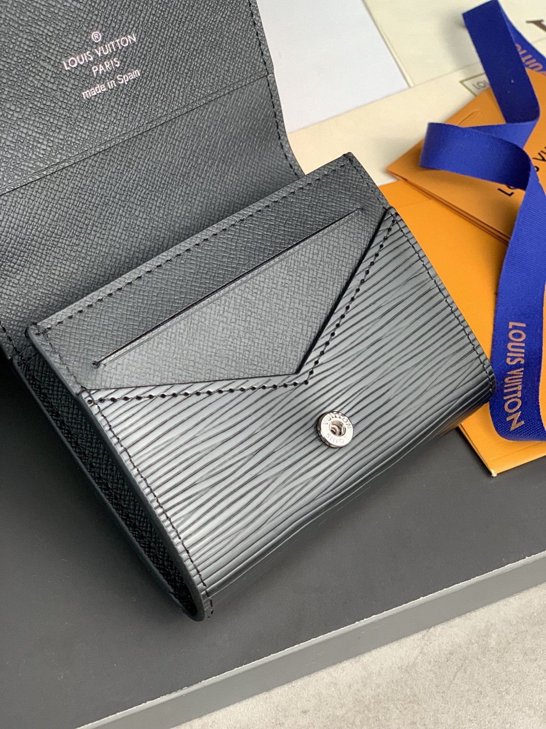 M82589 老花 LV 頂級原單手拿包 Pochette Voyage 系列