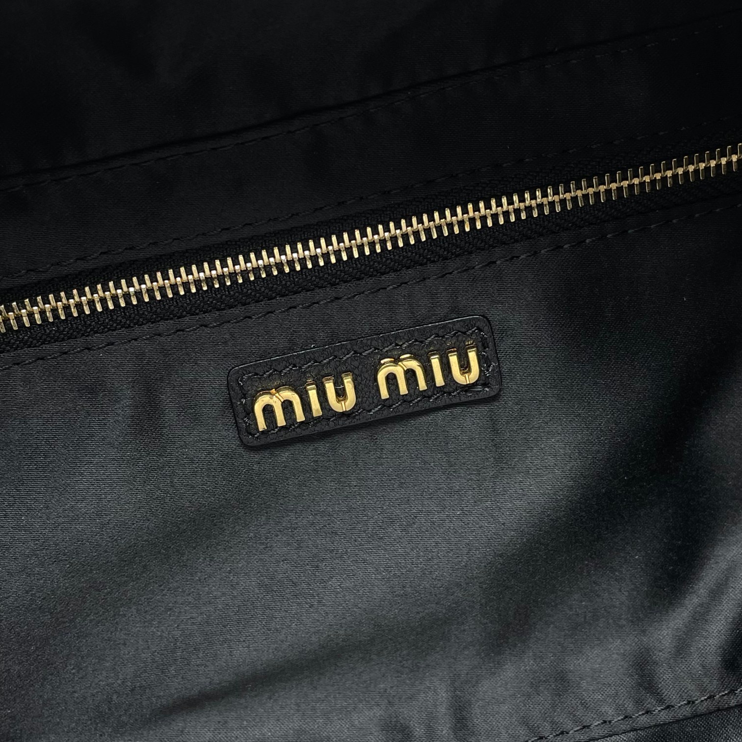 高仿名牌包Miu Miu缪缪 保齡球包包手提包 Arcadie matelassé 绗缝皮革手袋 黑色