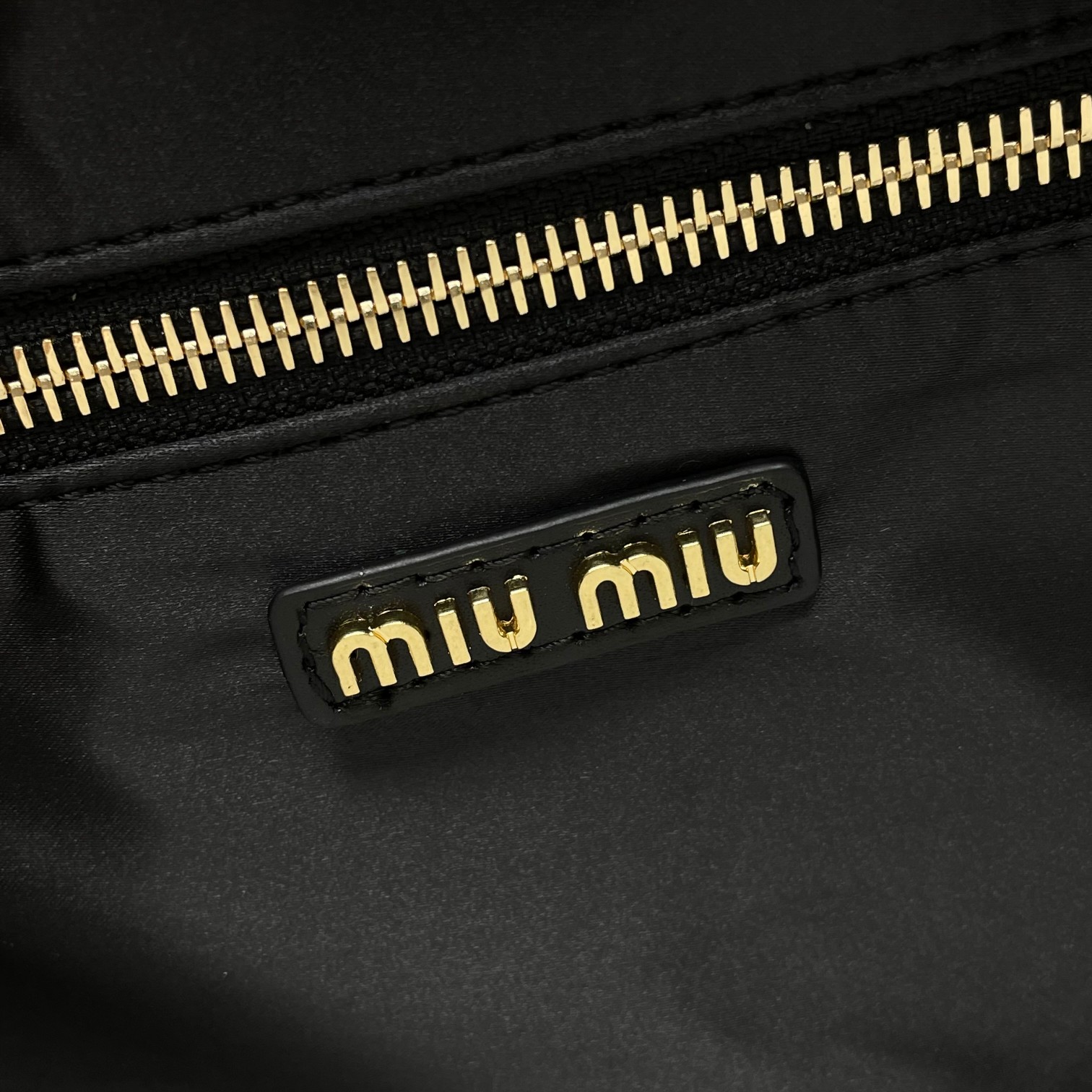 一比一復刻Miu Miu缪缪包 商務皮革手挽手袋 公文包手提袋 黑色