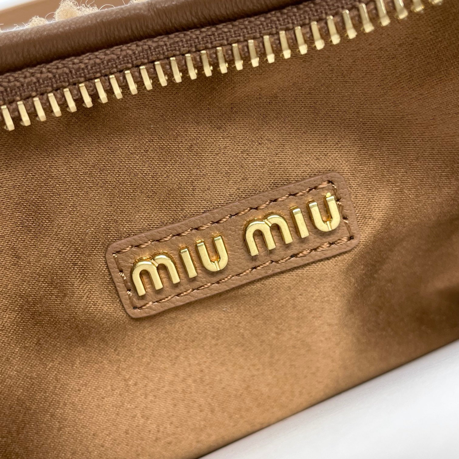 Miu Miu缪缪複刻包包 Wander 半月形手袋 羊羔毛 棕色