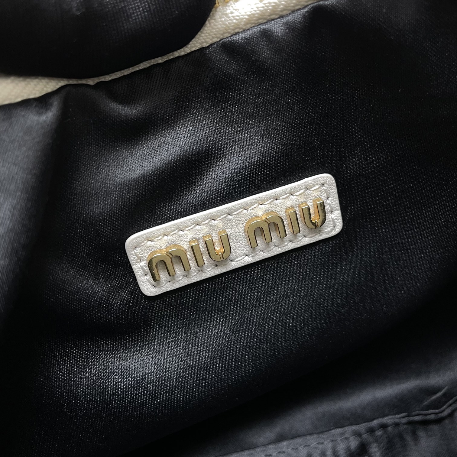 Miu Miu缪缪複刻包包 Wander Matelassé納帕軟皮半月形手袋 白色