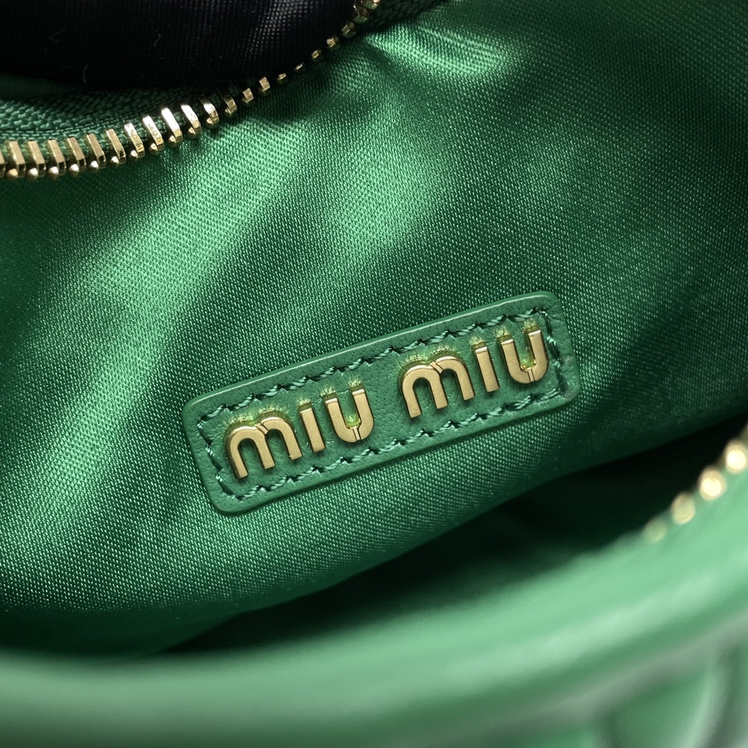 Miu Miu缪缪複刻包包 Wander Matelassé納帕軟皮半月形手袋 緑色