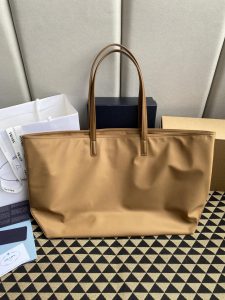 1比1高仿普拉達包包 Prada Re-Edition 1978 大號 Re-Nylon 及 Saffiano 皮革手提袋 棕色