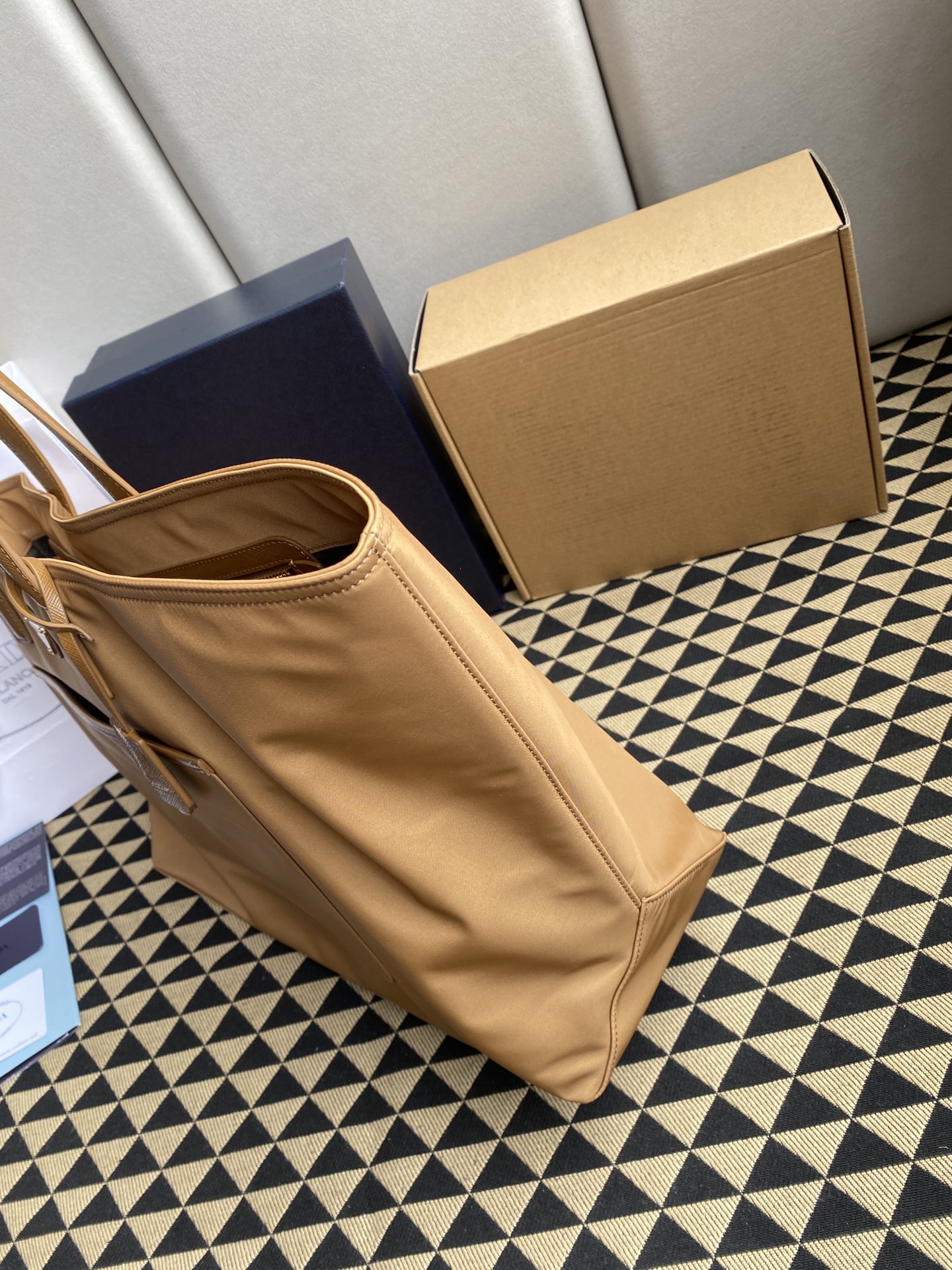 1比1高仿普拉達包包 Prada Re-Edition 1978 大號 Re-Nylon 及 Saffiano 皮革手提袋 棕色