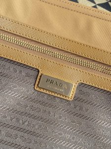 1比1高仿普拉達包包 Prada Re-Edition 1978 大號 Re-Nylon 及 Saffiano 皮革手提袋 棕色