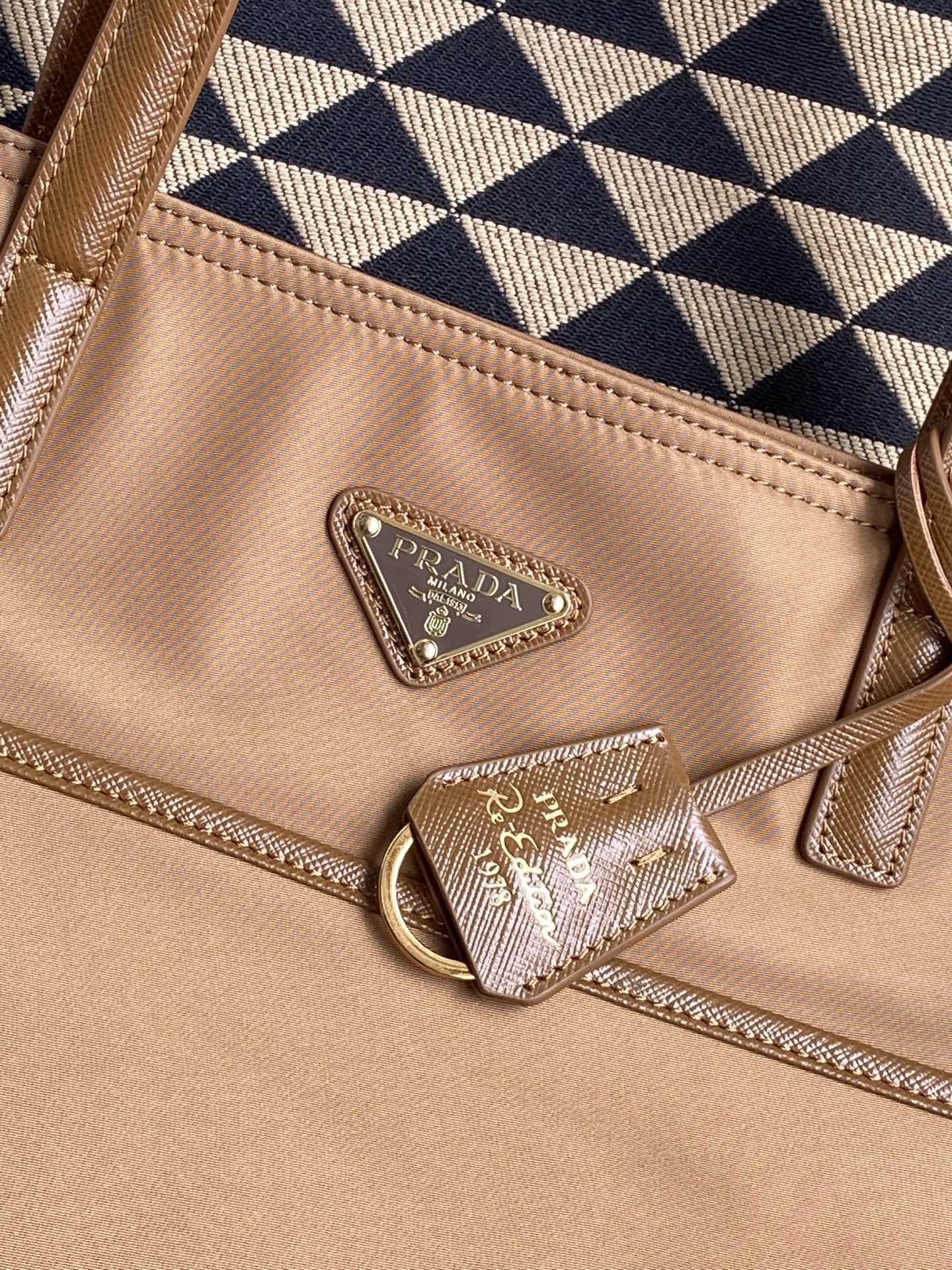 1比1高仿普拉達包包 Prada Re-Edition 1978 大號 Re-Nylon 及 Saffiano 皮革手提袋 棕色