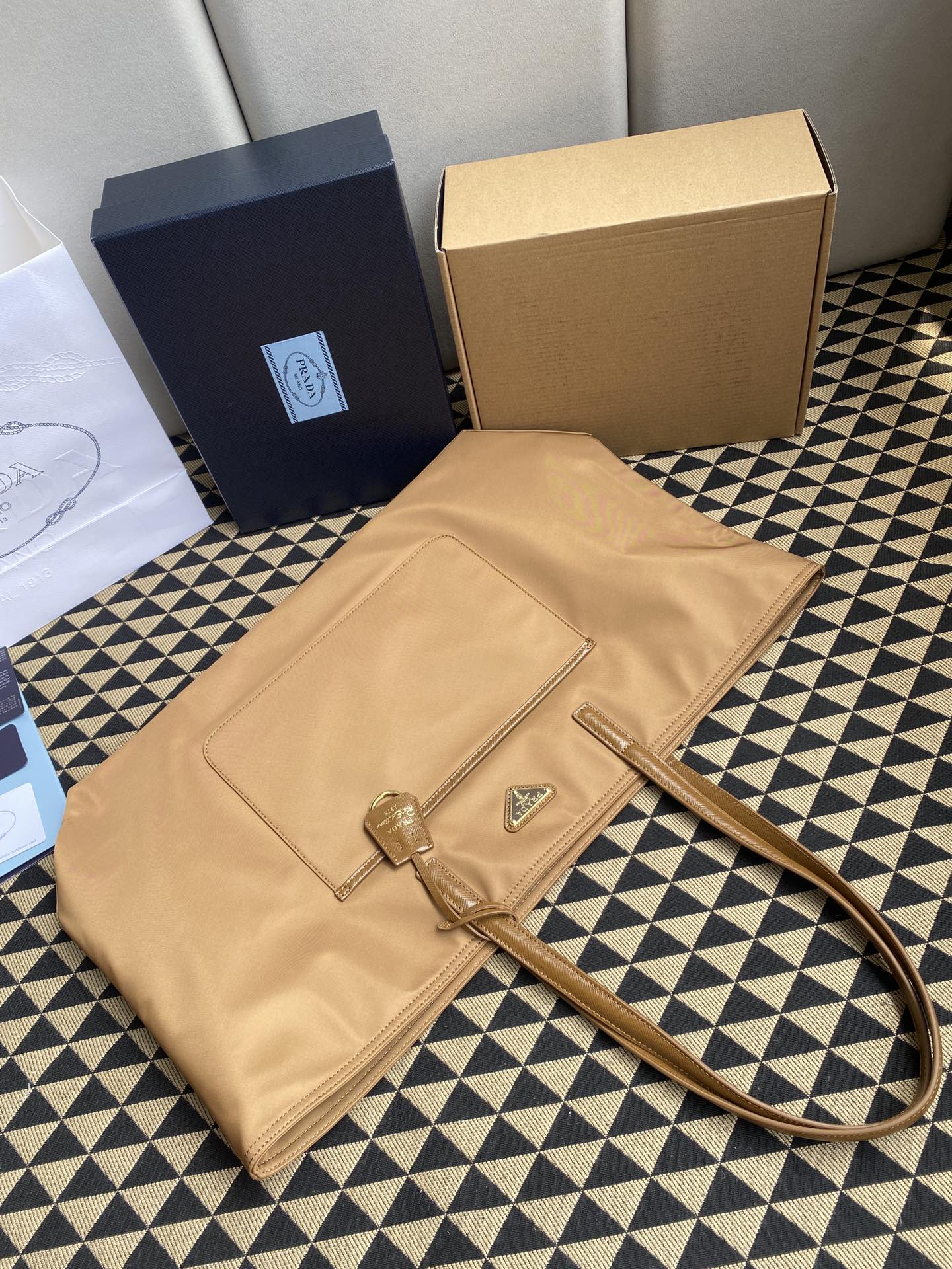 1比1高仿普拉達包包 Prada Re-Edition 1978 大號 Re-Nylon 及 Saffiano 皮革手提袋 棕色