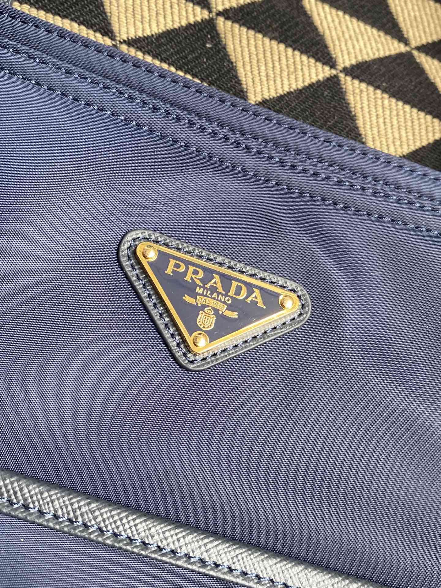 1比1高仿普拉達包包 Prada Re-Edition 1978 大號 Re-Nylon 及 Saffiano 皮革手提袋 深藍