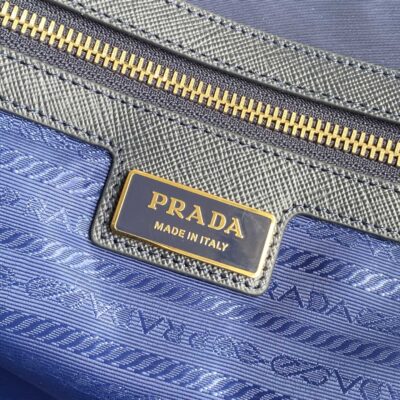 1比1高仿普拉達包包 Prada Re-Edition 1978 大號 Re-Nylon 及 Saffiano 皮革手提袋 深藍