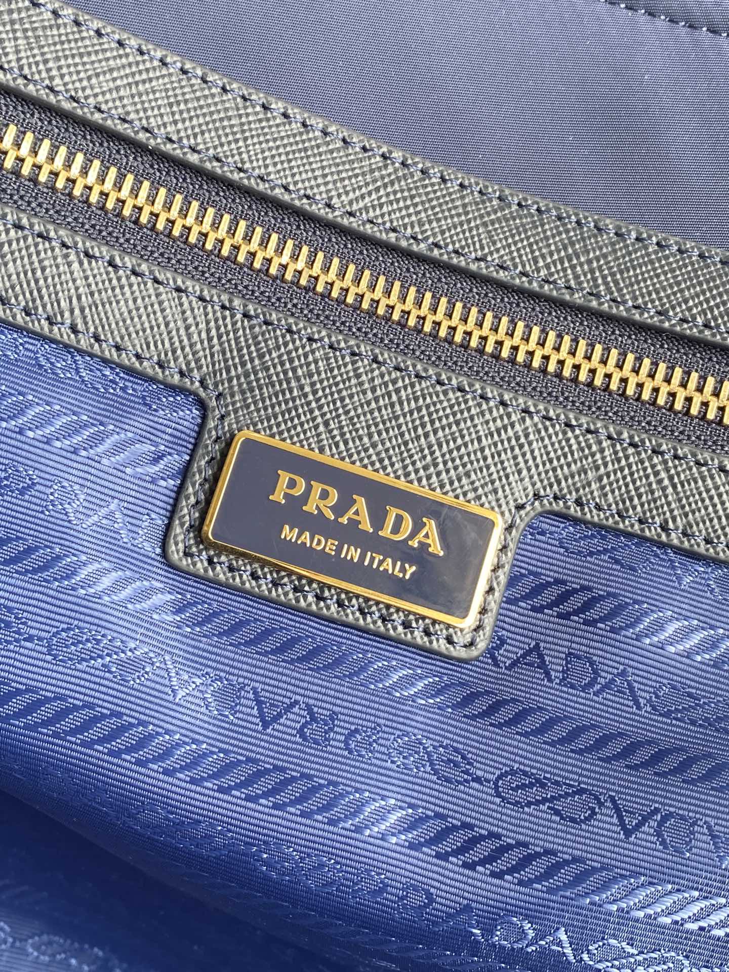 1比1高仿普拉達包包 Prada Re-Edition 1978 大號 Re-Nylon 及 Saffiano 皮革手提袋 深藍