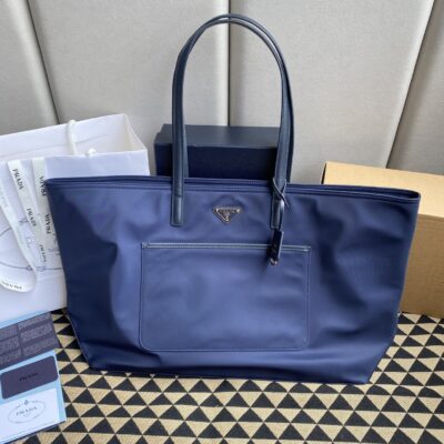 1比1高仿普拉達包包 Prada Re-Edition 1978 大號 Re-Nylon 及 Saffiano 皮革手提袋 深藍