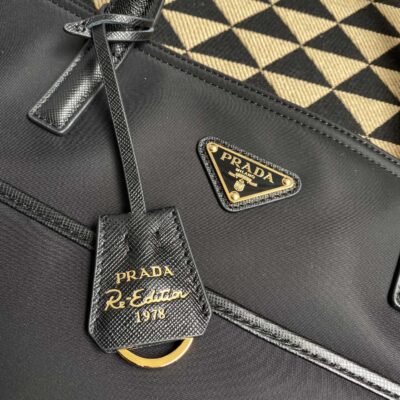 1比1高仿普拉達包包 Prada Re-Edition 1978 大號 Re-Nylon 及 Saffiano 皮革手提袋 黑