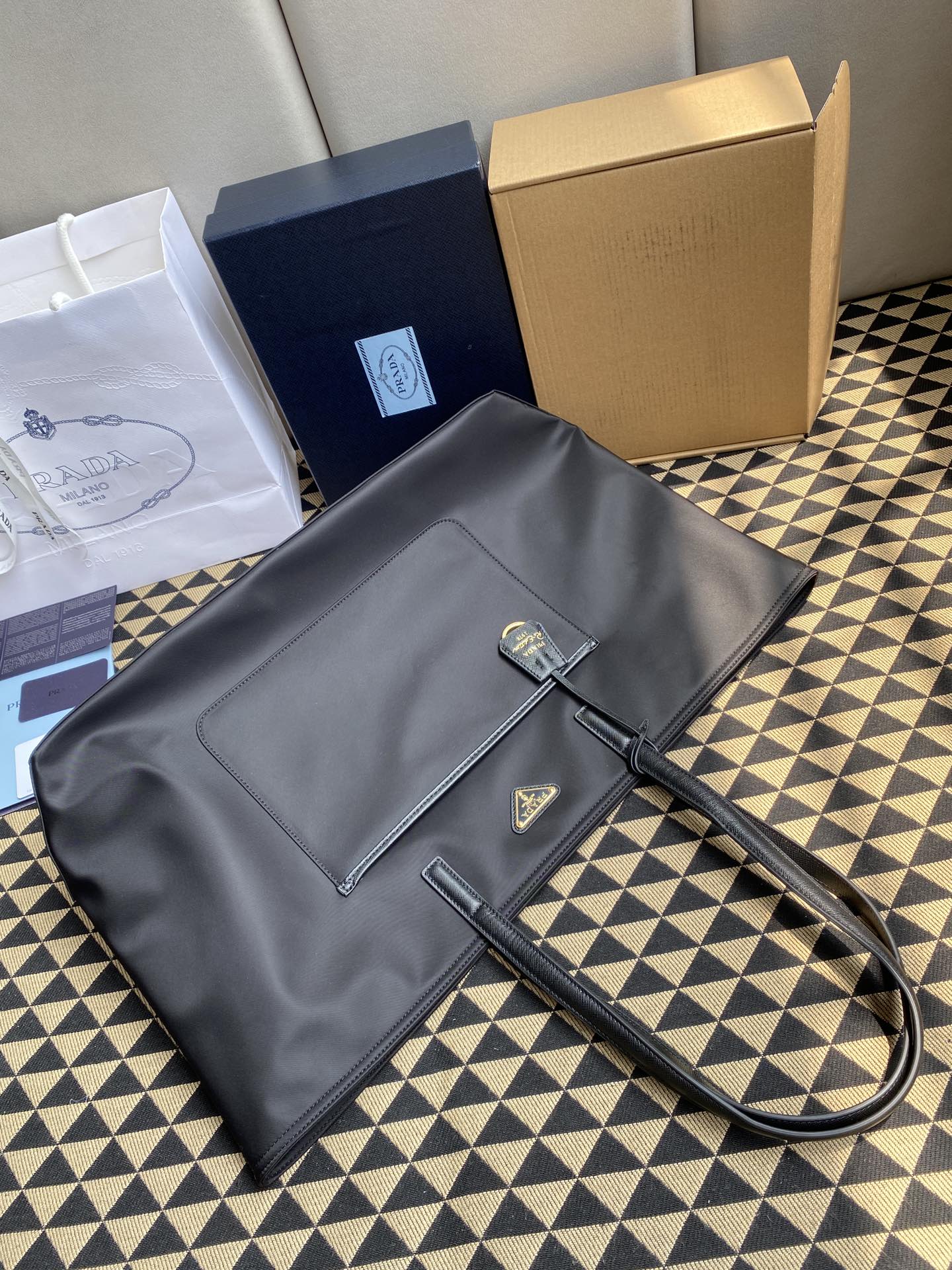 1比1高仿普拉達包包 Prada Re-Edition 1978 大號 Re-Nylon 及 Saffiano 皮革手提袋 黑