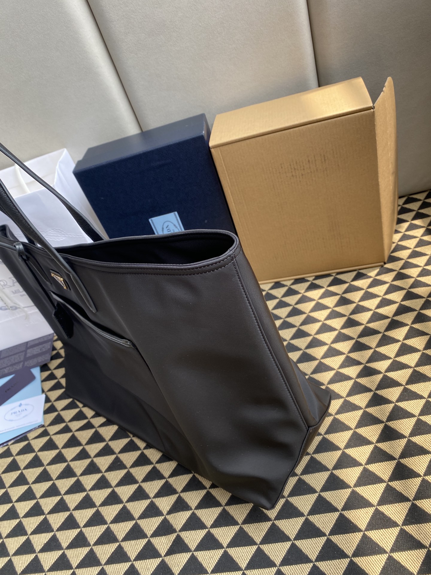 1比1高仿普拉達包包 Prada Re-Edition 1978 大號 Re-Nylon 及 Saffiano 皮革手提袋 黑