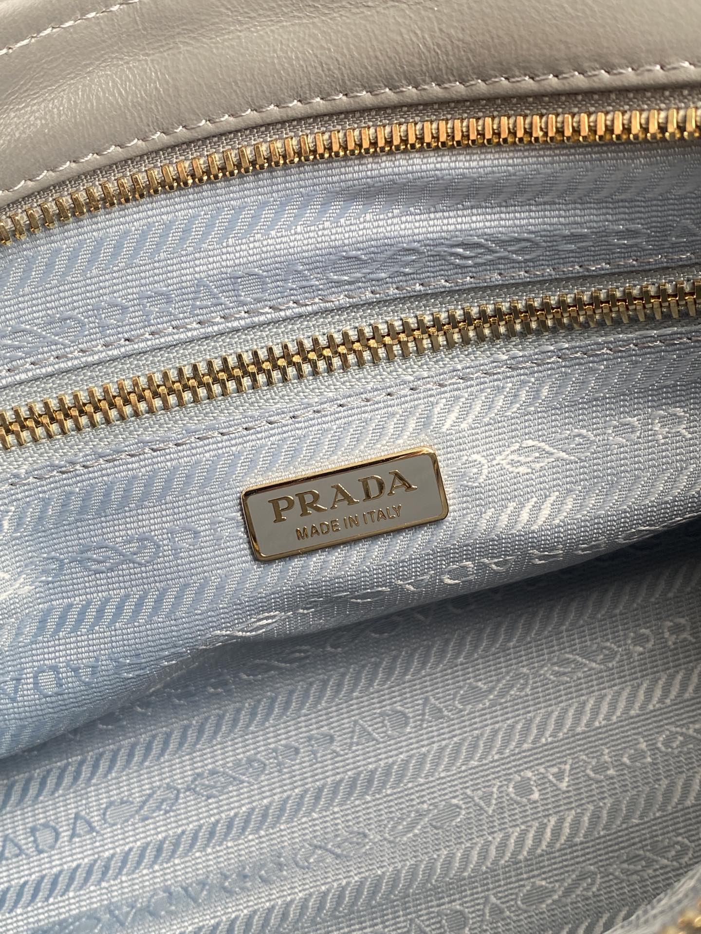原單複刻普拉達包包 Soft Lux油臘皮 中號皮革手袋手提袋 灰色