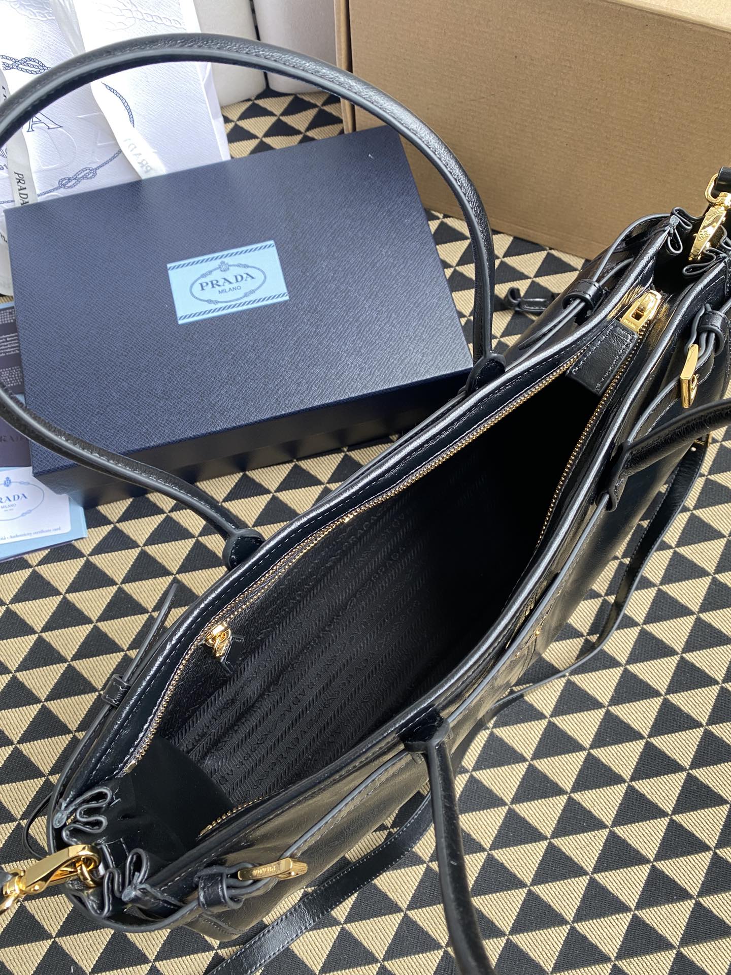 高仿1比1普拉達包包 Soft Lux油臘皮 大號皮革手袋手提袋 黑色