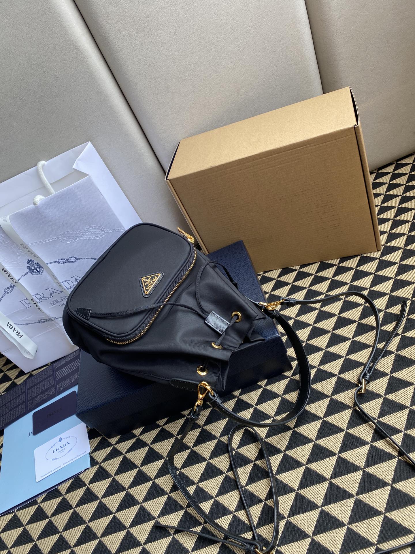 一比一複刻普拉達包包 Prada Duet Re-Nylon 水桶袋 黑色