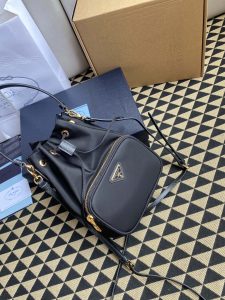 一比一複刻普拉達包包 Prada Duet Re-Nylon 水桶袋 黑色