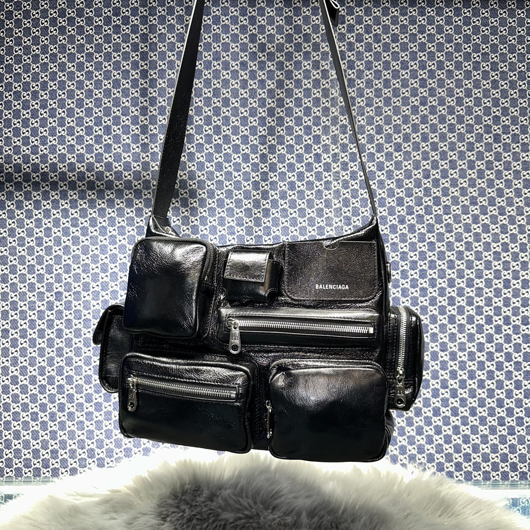 1比1複刻balenciaga巴黎世家包包 Superbusy黑色細紋牛皮革郵差包