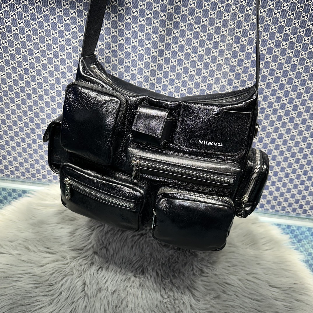 1比1複刻balenciaga巴黎世家包包 Superbusy黑色細紋牛皮革郵差包