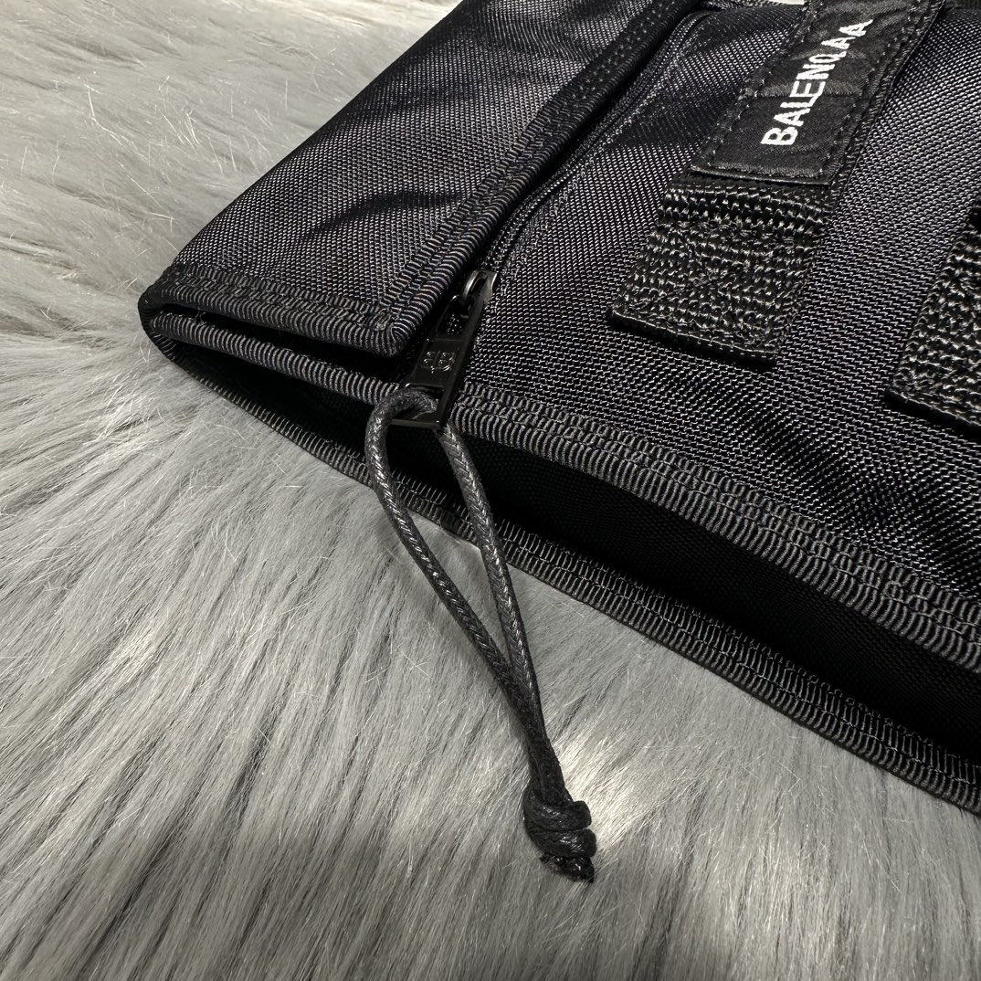 専櫃1比1balenciaga巴黎世家包包 ARMY 小號 尼龍肩帶手拿包 斜揹包