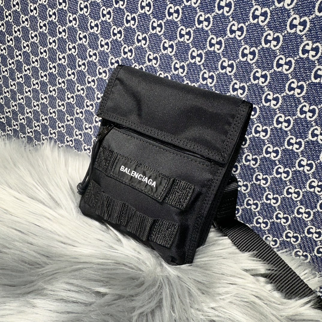 専櫃1比1balenciaga巴黎世家包包 ARMY 小號 尼龍肩帶手拿包 斜揹包