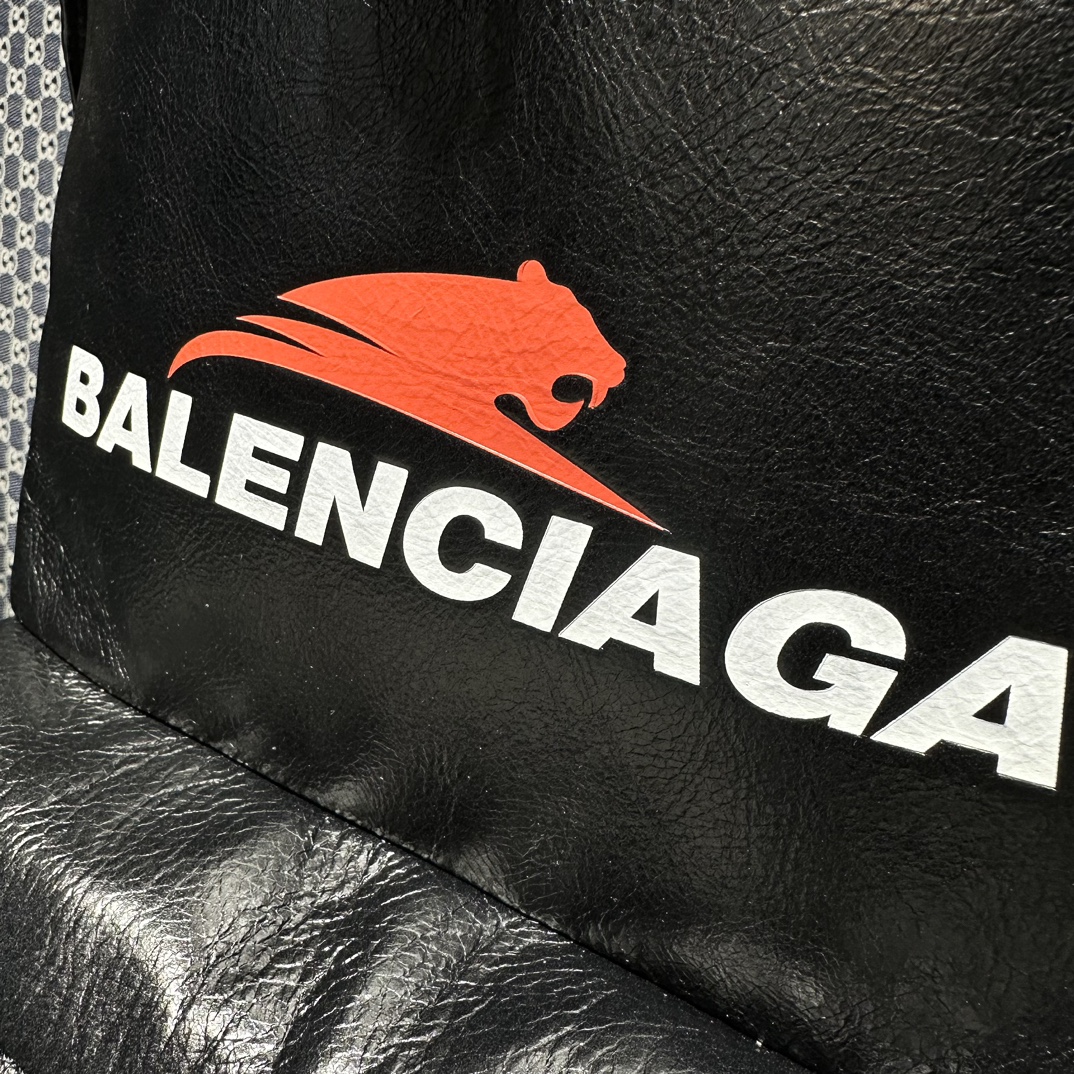 一比一高仿balenciaga巴黎世家包包 虎字母壓花 洗水牛皮Explorer雙肩揹包