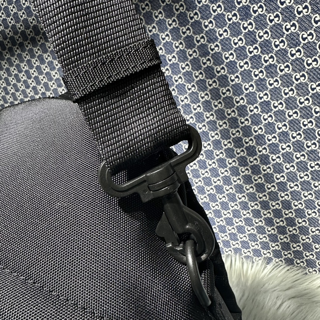 一比一高仿balenciaga巴黎世家包包 Sport 黑色尼龍斜挎揹包