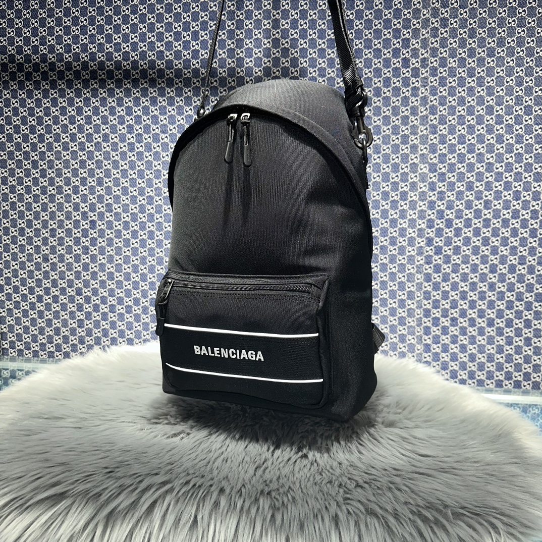一比一高仿balenciaga巴黎世家包包 Sport 黑色尼龍斜挎揹包
