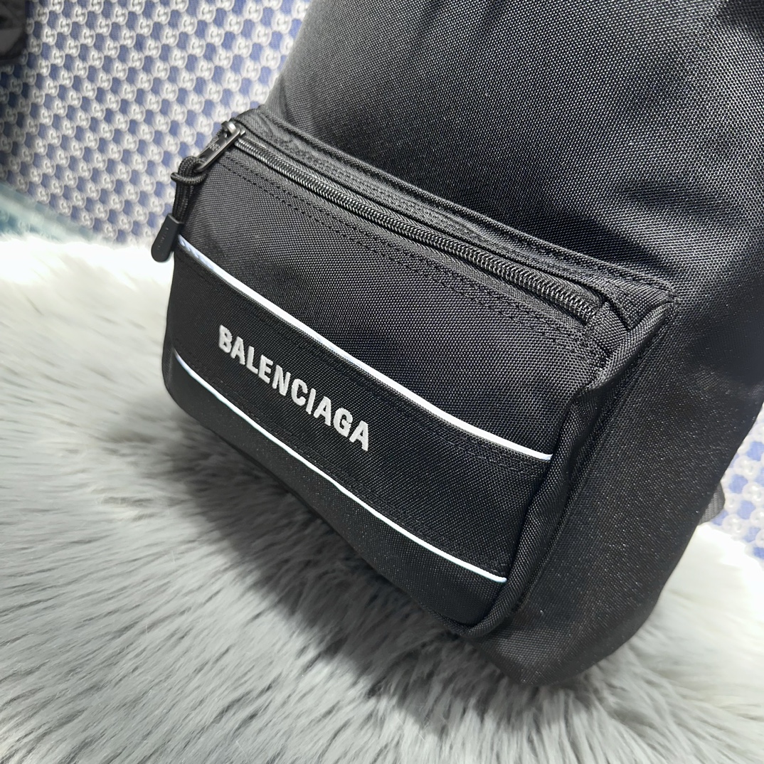 一比一高仿balenciaga巴黎世家包包 Sport 黑色尼龍斜挎揹包