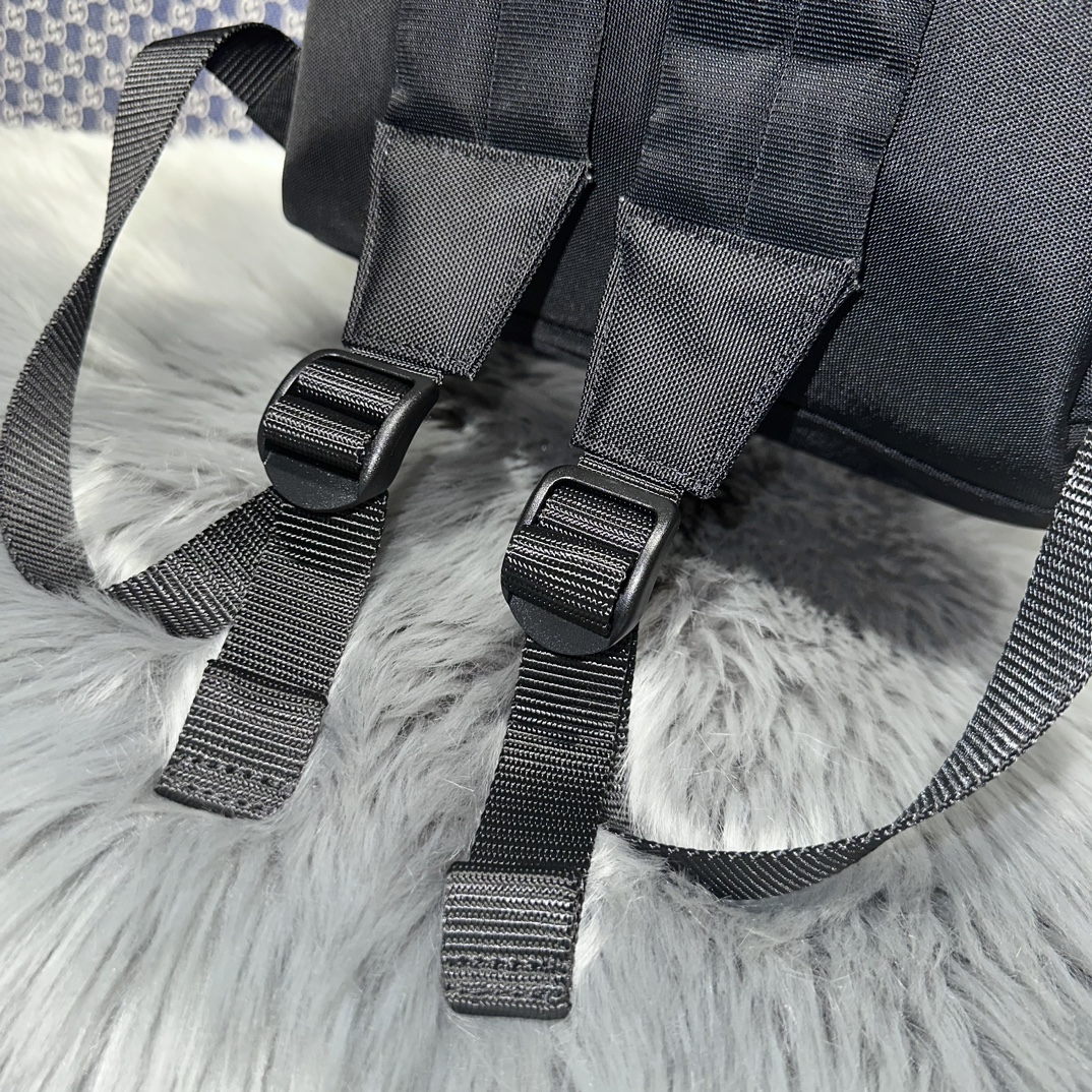 一比一高仿balenciaga巴黎世家包包 Sport 黑色尼龍斜挎揹包