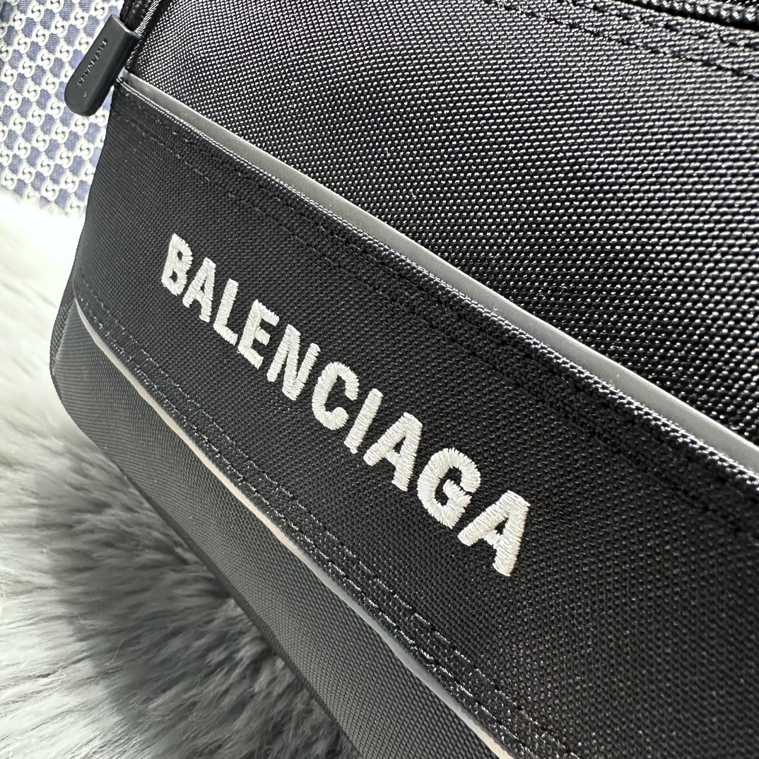 一比一高仿balenciaga巴黎世家包包 Sport 黑色尼龍斜挎揹包