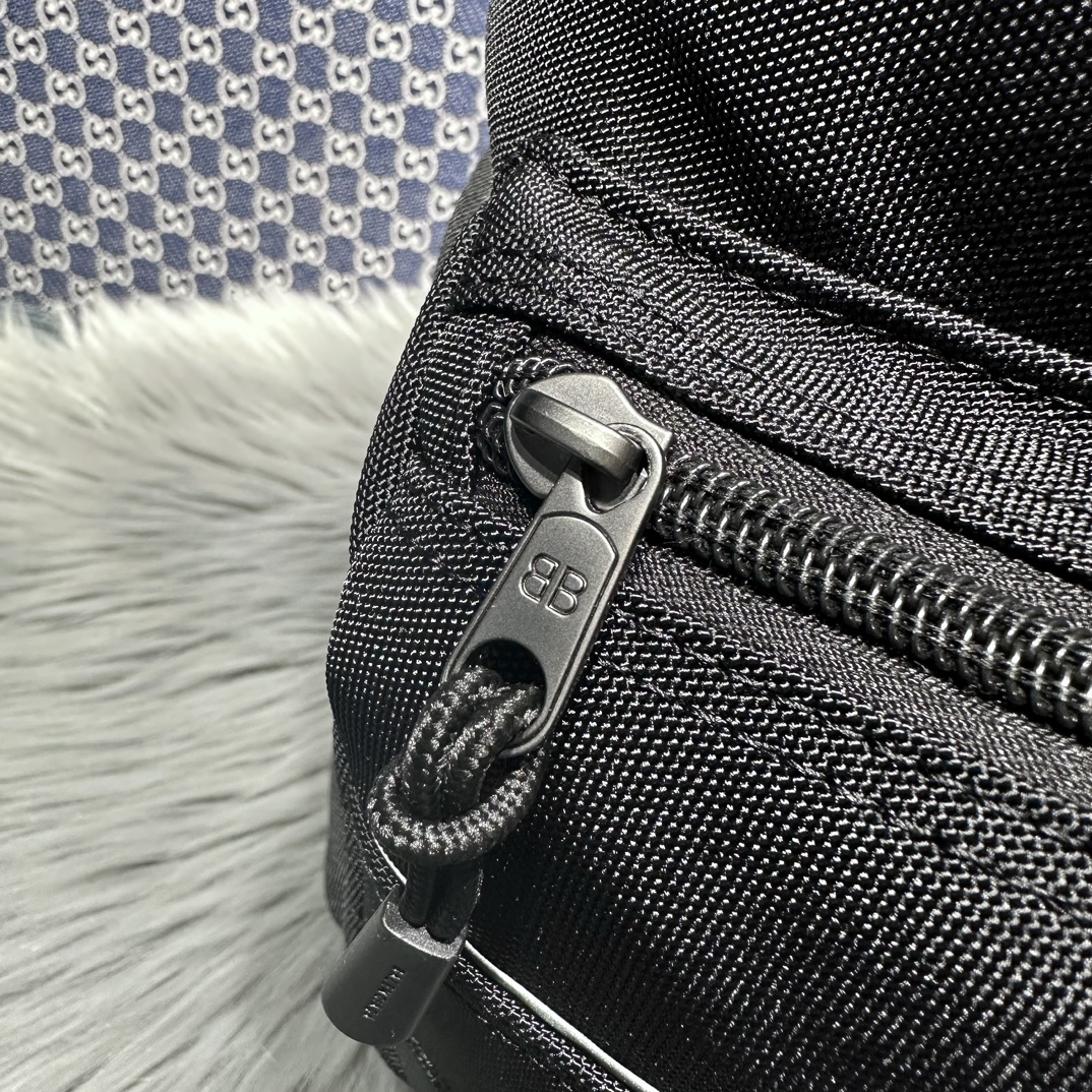 一比一高仿balenciaga巴黎世家包包 Sport 黑色尼龍斜挎揹包