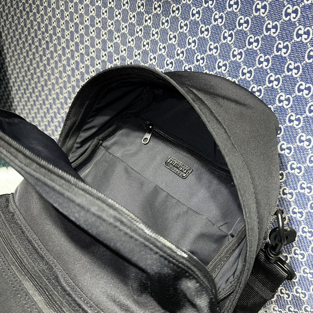 一比一高仿balenciaga巴黎世家包包 Sport 黑色尼龍斜挎揹包