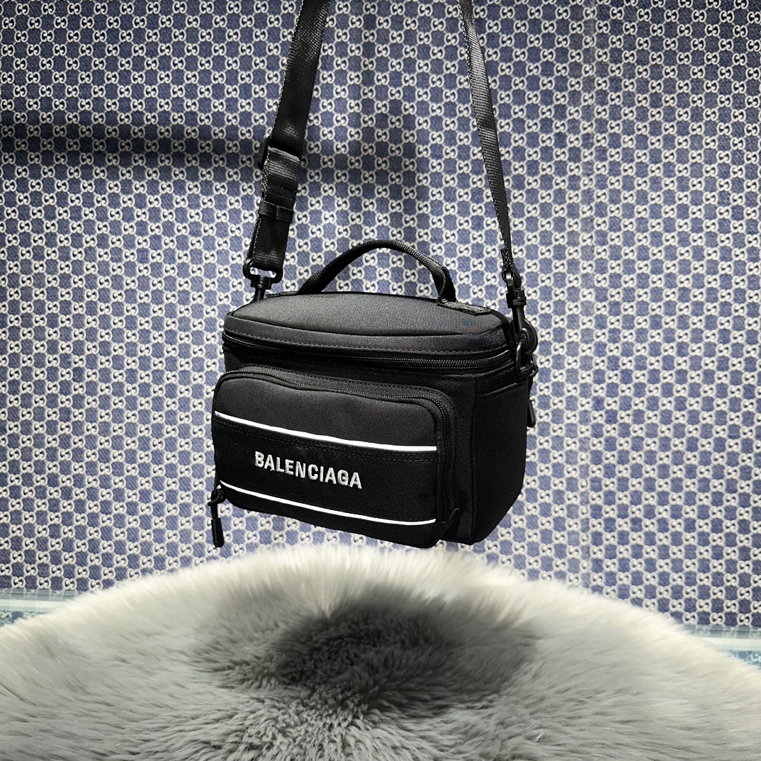 1比1複刻balenciaga巴黎世家包包 Sport 黑色尼龍斜挎 相機包