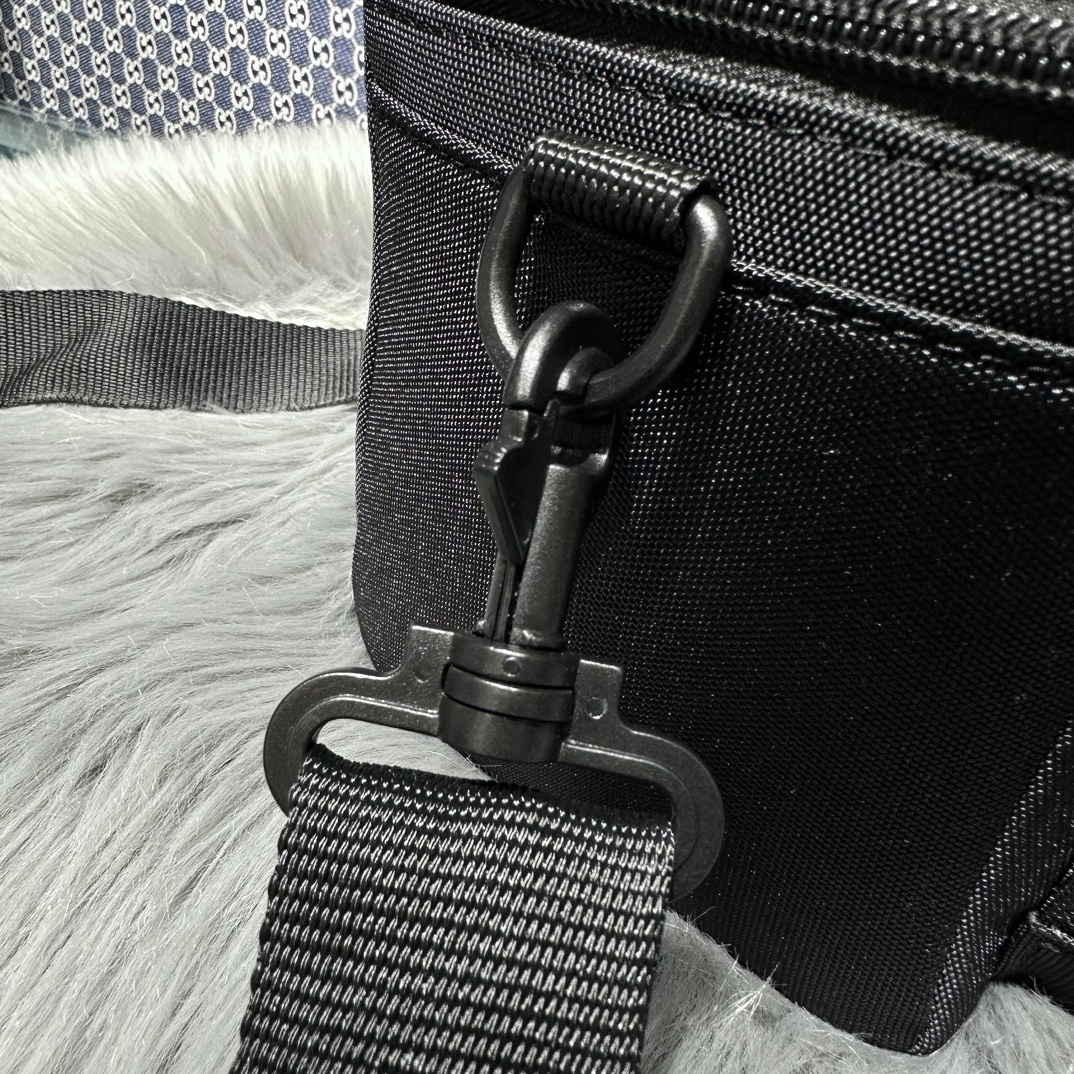 1比1複刻balenciaga巴黎世家包包 Sport 黑色尼龍斜挎 相機包